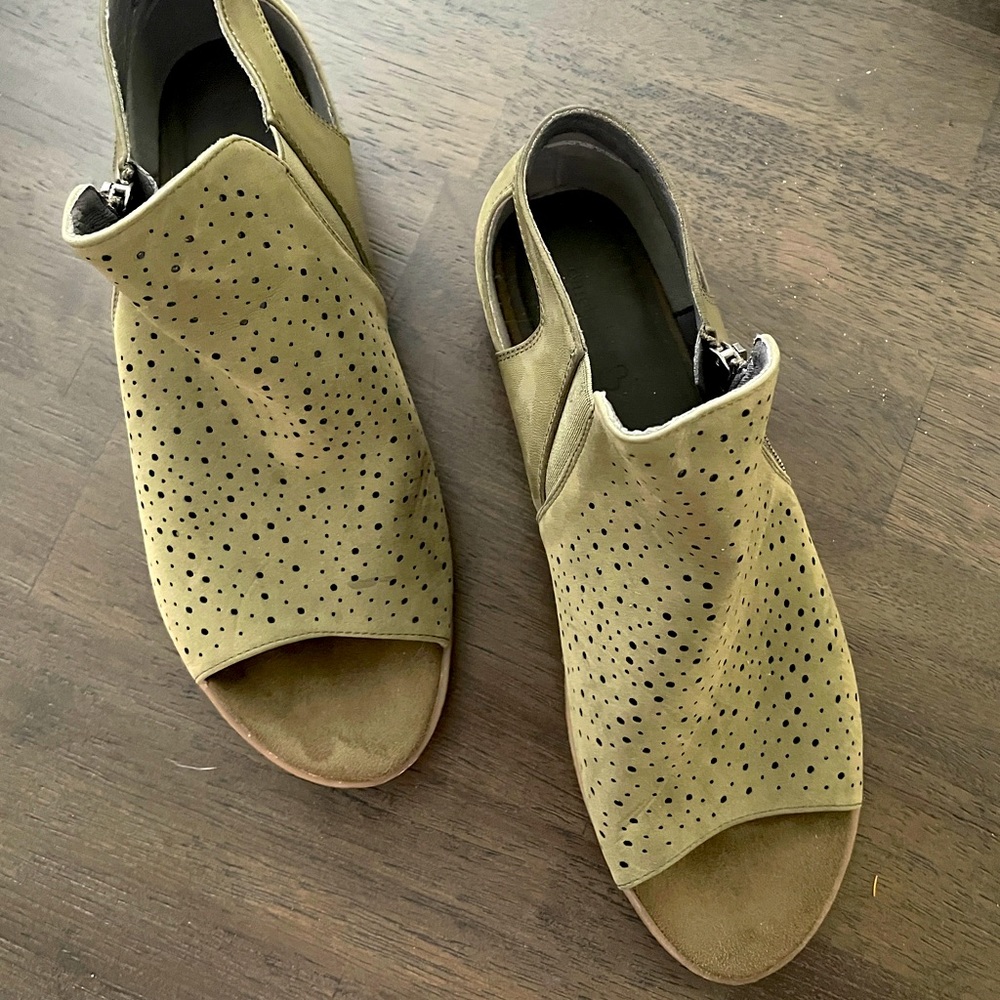 Bare traps EUC slip on open toe bootie sandal size 9 M khaki green suede